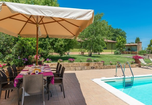 L’ombrellone con tavolo da pranzo in comoda posizione a bordo piscina – Country House San Martino
