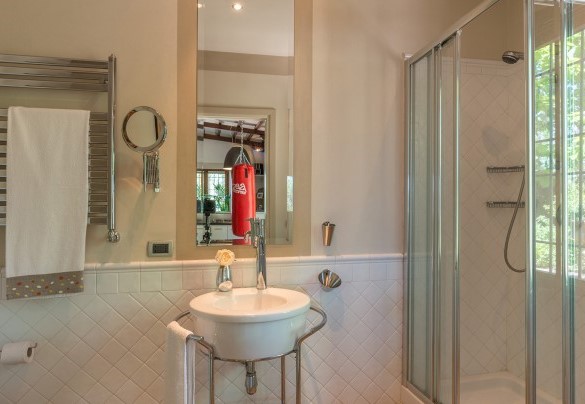 Il bagno con doccia collegato al salotto - Country House San Martino