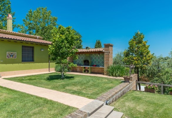 L’ingresso e il barbecue in muratura nel verde del prato – Country House San Martino