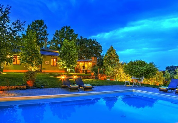 La piscina è incastonata nel verde del prato - Country House San Martino