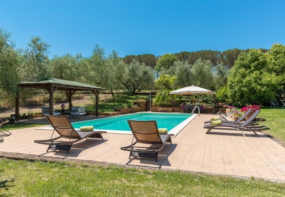 La piscina con la spaziosa area prendisole attrezzata con lettini, gazebo e ombrellone – Country House San Martino