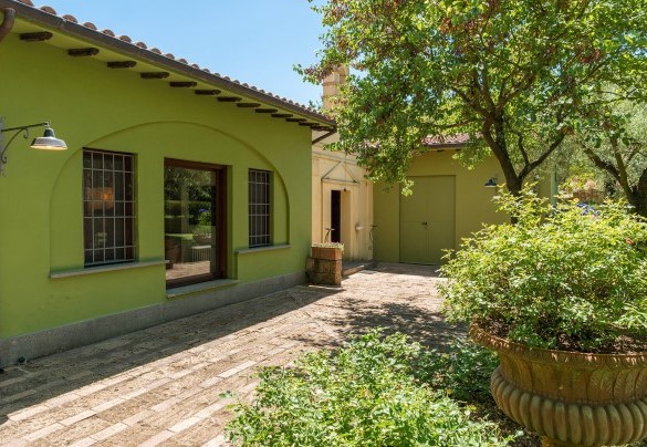 Il patio tra le ville e il parco – Country House San Martino