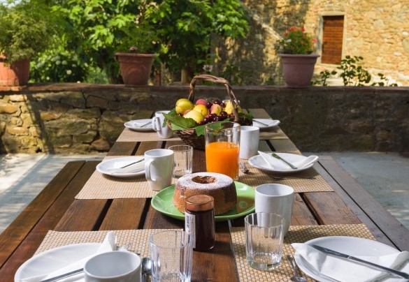 Detail of the outside table set for pleasant outdoor breakfasts – Crognole 