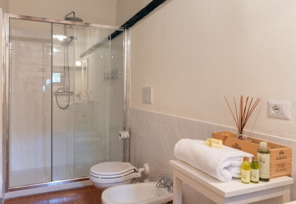 En suite bathroom with shower in the twin bedroom with joinable beds – Crognole 
