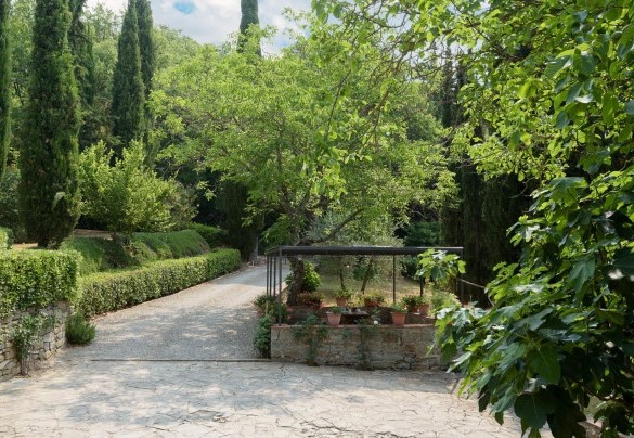 The outdoor dining area surrounded by a lush and well-kept park – Crognole 