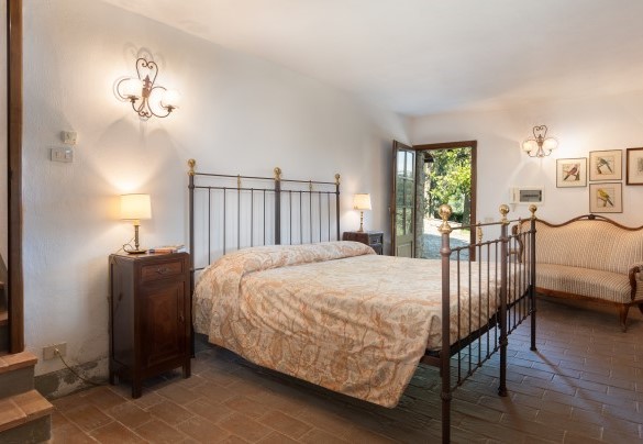 On the ground floor double bedroom with divisible bed and bathroom with shower  (reached up six steps) – Crognole   
