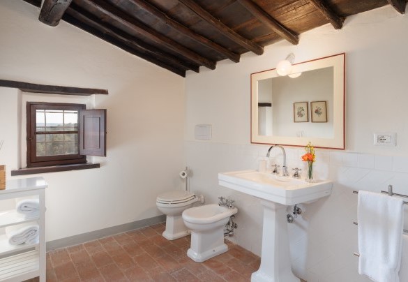 En suite bathroom with shower in the double room – Crognole 