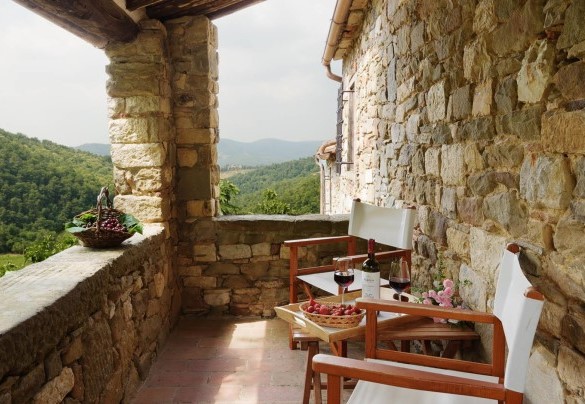 The small loggia on the first floor has an incredible view over the Chianti hills – Crognole 