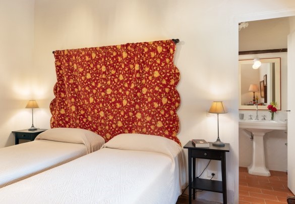 Twin bedroom with joinable beds and en suite bathroom with shower – Crognole 