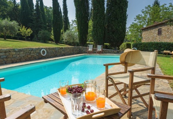 Solarium with outdoor living area for elegant appetizers in the pool area – Crognole 