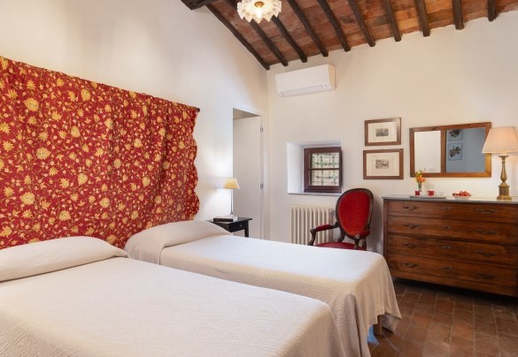 Twin bedroom with joinable beds and en suite bathroom with shower – Crognole 