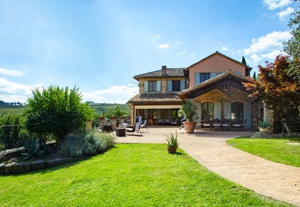 Il cortile pavimentato della villa - Dalmanuta