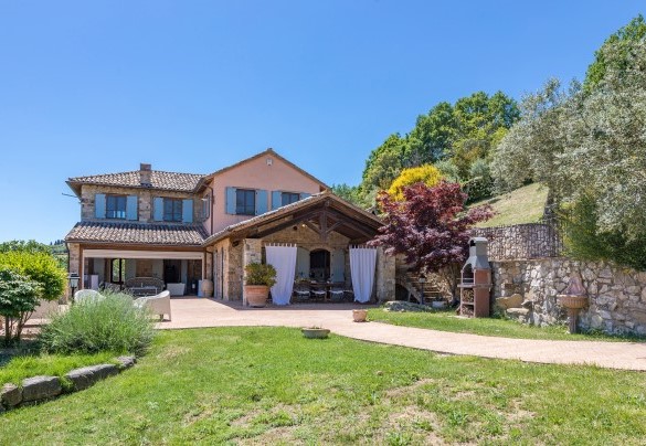 Il prato circonda la villa - Dalmanuta