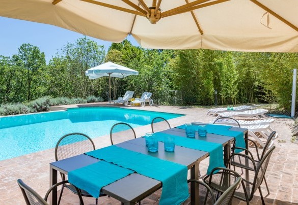 Il tavolo da pranzo accanto la piscina - Dalmanuta