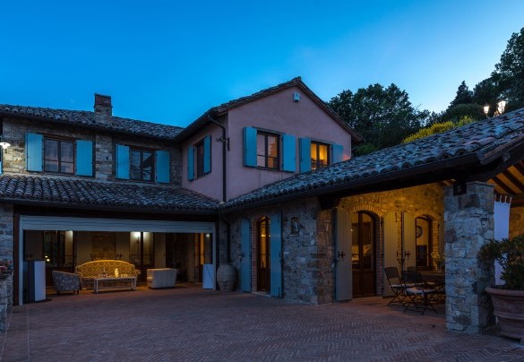 Il fronte della villa illuminato - Dalmanuta