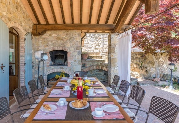 Il portico con il forno a legna e tavolo da pranzo esterno - Dalmanuta