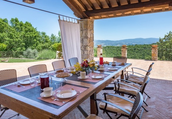 Il portico ospita il tavolo da pranzo - Dalmanuta