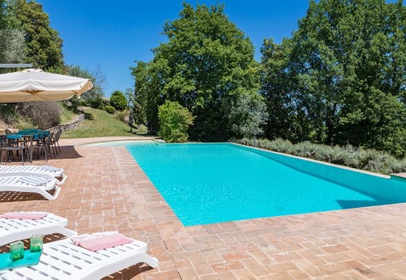 Il bordo piscina in cotto - Dalmanuta