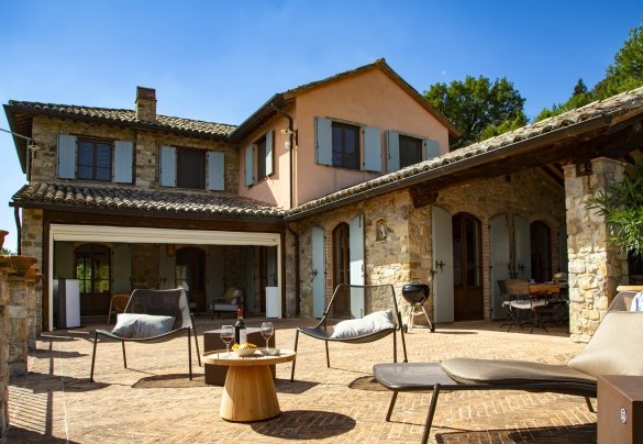 Il cortile pavimentato della villa - Dalmanuta