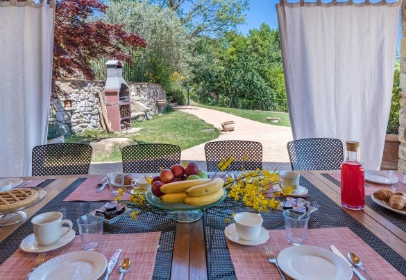 Il grande tavolo da pranzo a pochi passi dal bbq in muratura - Dalmanuta