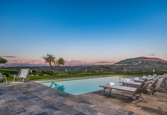 Dalla piscina si può godere di una vista mozziafiato  - Dama dei Venti