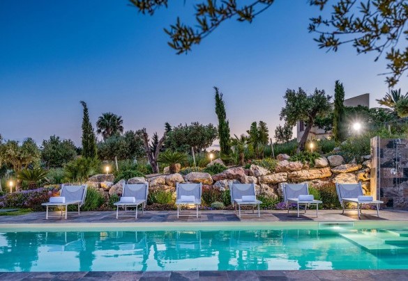 La piscina è munita di faretti interni e di doccia con acqua fredda - Dama dei Venti