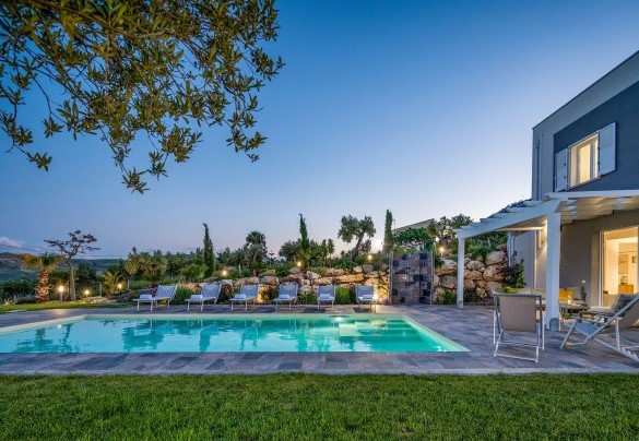 La piscina è munita di faretti interni e di doccia con acqua fredda - Dama dei Venti