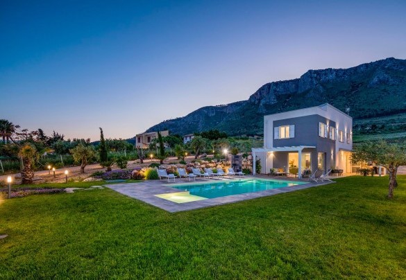 Il giardino è completamente illuminato - Dama dei Venti