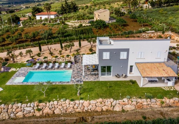 Il giardino terrazzato con muro in pietre alto dai 2mt ai 3 mt sprovvisto di rete - Dama dei Venti