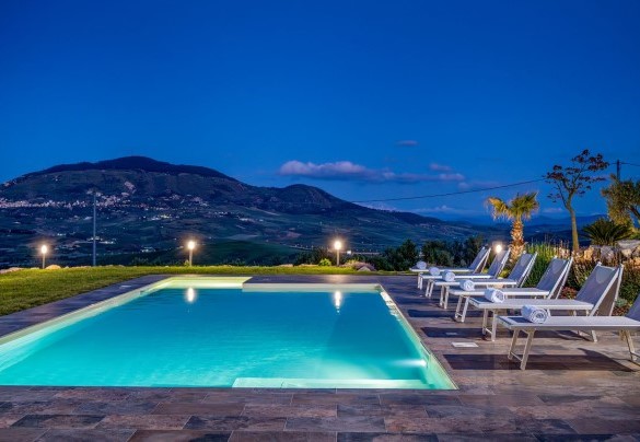 La piscina illuminata - Dama dei Venti