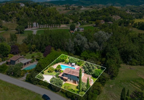 The unmistakable Umbrian landscape with vineyards and olive groves surrounding the house - Dimora Alessandra  