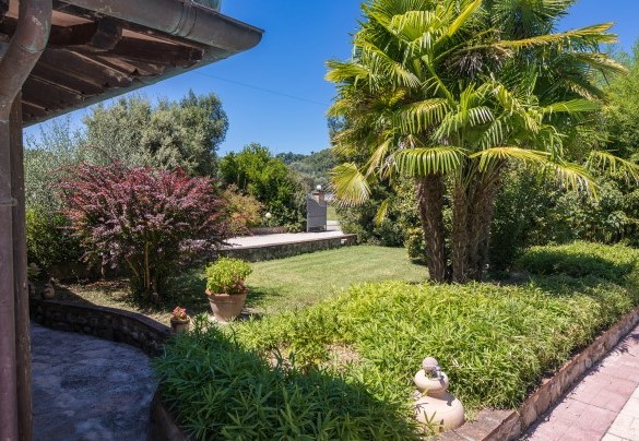 The villa is surrounded by a well-kept level garden of about 3500 sq m - Dimora Alessandra  