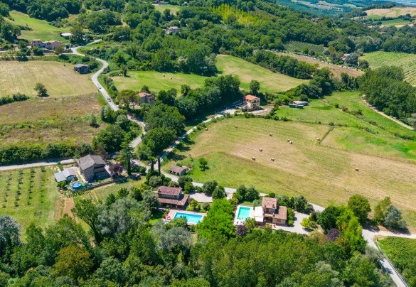 The property is situated on the gentle green hills of Umbria  - Dimora Alessandra 