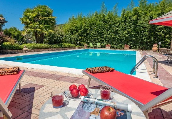 The captivating solarium surrounds the pool - Dimora Alessandra 