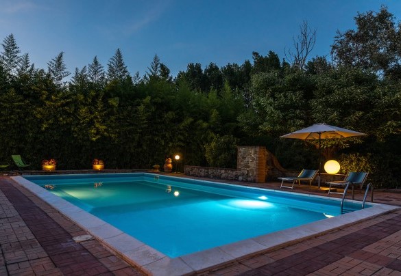 The solarium is equipped with sunbeds, deckchairs, umbrella and a cold-water shower - Dimora Alessandra