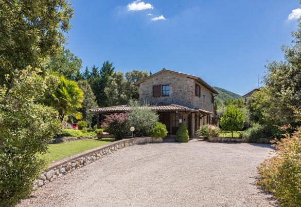 Clad externally in antique exposed stone - Dimora Alessandra