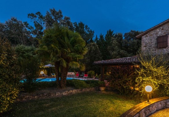 The wonderful and well-kept garden embraces the villa and the pool - Dimora Alessandra