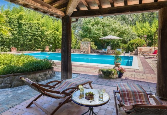 The portico with a view towards the swimming pool area - Dimora Alessandra