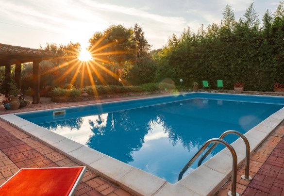 The pool measures 6 x 12 m with the depth varying from 1.20 to 1.60 m - Dimora Alessandra 