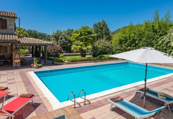  The swimming pool and in the background the farmhouse - Dimora Alessandra   