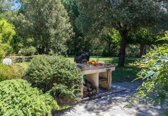 The stone barbecue is a few meters from the porch - Dimora Alessandra