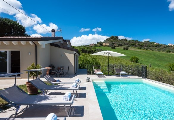 La piscina gode della vista mozzafiato sulle colline e sulla riviera adriatica da un lato, e sulle catene montuose dall’altro – Dimora Campo delle Mura