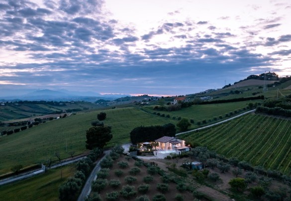 La villa è una piccola oasi che si trova al confine tra i Comuni di Acquaviva Picena e Monteprandone, nella provincia di Ascoli Piceno – Dimora Campo delle Mura