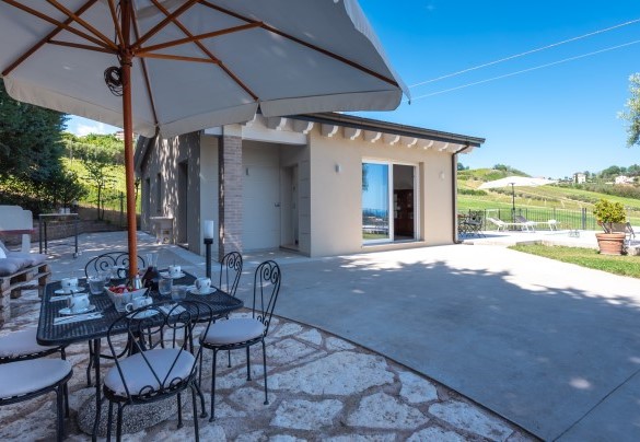 La zona pranzo esterna – Dimora Campo delle Mura 