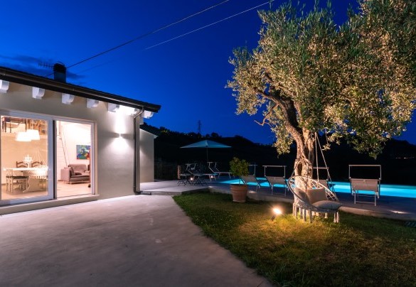 La piscina si trova adiacente alla zona living – Dimora Campo delle Mura