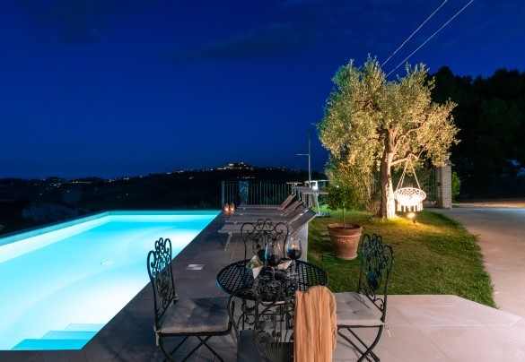 La zona solarium, in parte a prato, in parte pavimentata, è attrezzata con lettini e ombrelloni – Dimora Campo delle Mura
