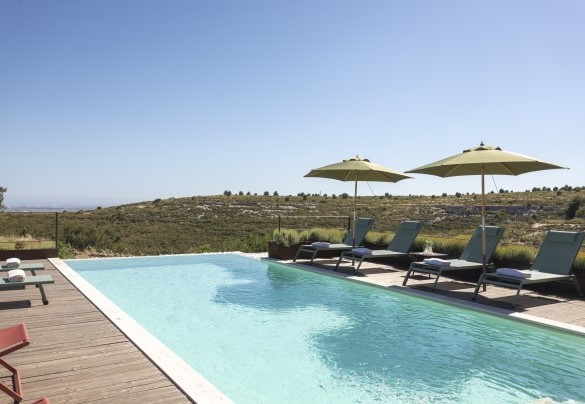 Dalla sua posizione elevata la zona piscina regala una vista panoramica - Dimora degli Ulivi	