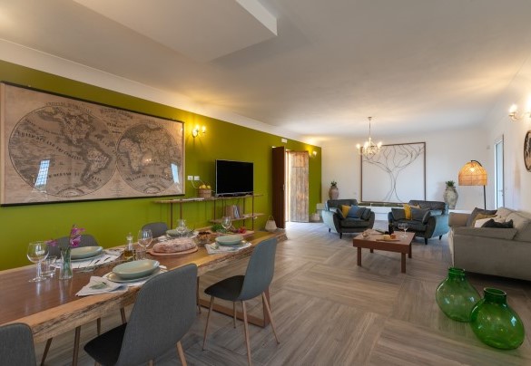 La zona pranzo dell’unità 1 con il grande tavolo di legno fatto a mano - Dimora degli Ulivi