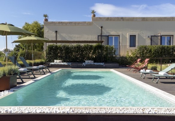 La piscina adagiata sulla piattaforma con la sua area prendisole in legno - Dimora degli Ulivi	