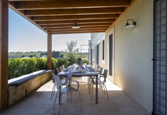 La zona pranzo esterna all’uscita del living dell’unità 1 - Dimora degli Ulivi	